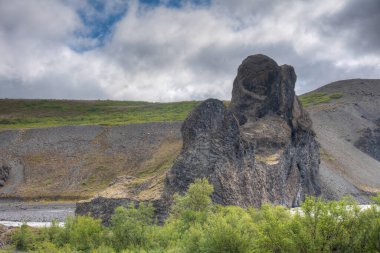 İzlanda 'daki Hljodaklettar' da altıgen bazalt kayaları