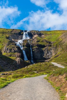 İzlanda 'da güneşli bir günde Rjukandi Şelalesi seyredildi
