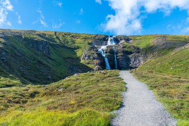 İzlanda 'da güneşli bir günde Rjukandi Şelalesi seyredildi