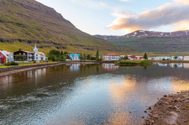 Seydisfjordur 'un İzlanda' daki manzarası