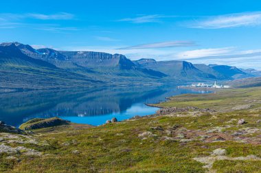 İzlanda 'daki Reydarfjordur ve alüminyum üretim tesisinin doğal manzarası