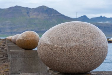 İzlanda 'daki Djupivogur köyündeki Merry Bay heykelinin yumurtaları.