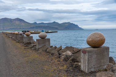 İzlanda 'daki Djupivogur köyündeki Merry Bay heykelinin yumurtaları.