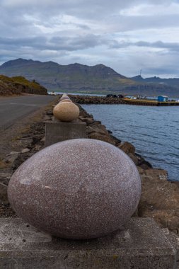 İzlanda 'daki Djupivogur köyündeki Merry Bay heykelinin yumurtaları.