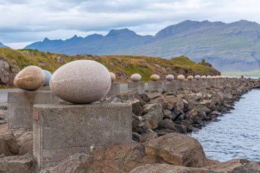İzlanda 'daki Djupivogur köyündeki Merry Bay heykelinin yumurtaları.