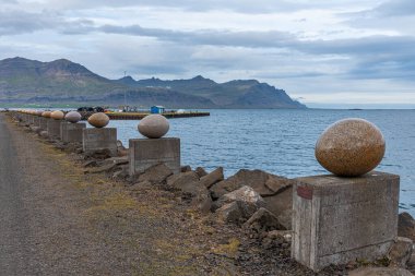 İzlanda 'daki Djupivogur köyündeki Merry Bay heykelinin yumurtaları.