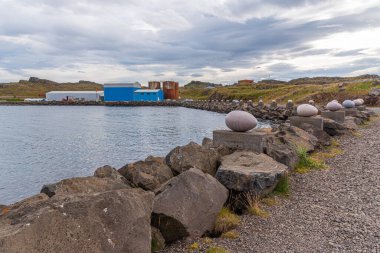 İzlanda 'daki Djupivogur köyündeki Merry Bay heykelinin yumurtaları.