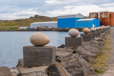 İzlanda 'daki Djupivogur köyündeki Merry Bay heykelinin yumurtaları.