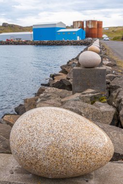 İzlanda 'daki Djupivogur köyündeki Merry Bay heykelinin yumurtaları.
