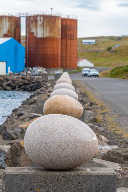 İzlanda 'daki Djupivogur köyündeki Merry Bay heykelinin yumurtaları.