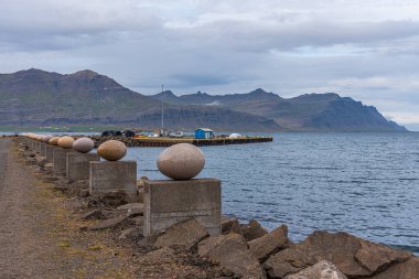 İzlanda 'daki Djupivogur köyündeki Merry Bay heykelinin yumurtaları.