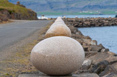 İzlanda 'daki Djupivogur köyündeki Merry Bay heykelinin yumurtaları.