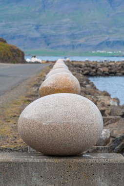 İzlanda 'daki Djupivogur köyündeki Merry Bay heykelinin yumurtaları.