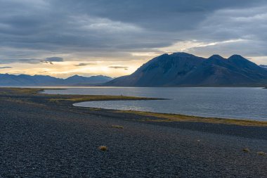 İzlanda 'daki Hvalnes yarımadası üzerinde bulutlu gün batımı
