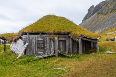 Stoksnes, İzlanda 'da film ayarları için kullanılan yapay Viking köyü.