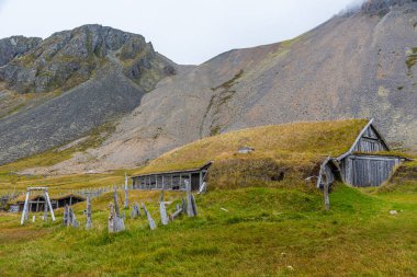 Stoksnes, İzlanda 'da film ayarları için kullanılan yapay Viking köyü.