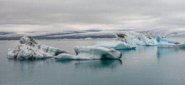 İzlanda 'daki Jokulsarlon gölünde yüzen buzdağları