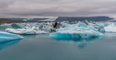 İzlanda 'daki Jokulsarlon gölünde yüzen buzdağları