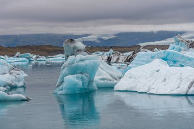 İzlanda 'daki Jokulsarlon gölünde yüzen buzdağları