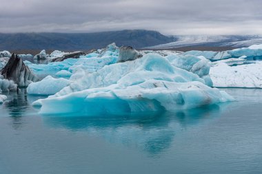 İzlanda 'daki Jokulsarlon gölünde yüzen buzdağları