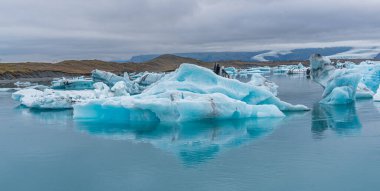 İzlanda 'daki Jokulsarlon gölünde yüzen buzdağları