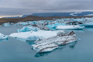 İzlanda 'daki Jokulsarlon gölünde yüzen buzdağları