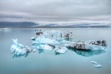 İzlanda 'daki Jokulsarlon gölünde yüzen buzdağları