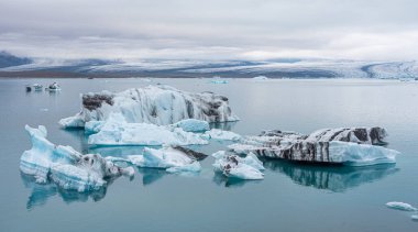 İzlanda 'daki Jokulsarlon gölünde yüzen buzdağları