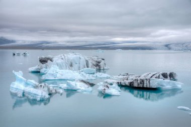 İzlanda 'daki Jokulsarlon gölünde yüzen buzdağları