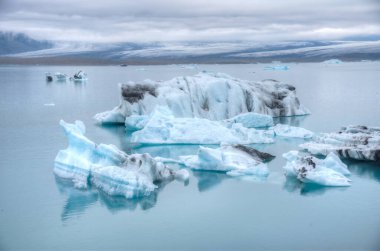 İzlanda 'daki Jokulsarlon gölünde yüzen buzdağları