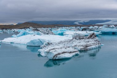İzlanda 'daki Jokulsarlon gölünde yüzen buzdağları