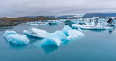 İzlanda 'daki Jokulsarlon gölünde yüzen buzdağları