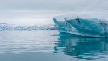 İzlanda 'daki Jokulsarlon gölünde yüzen buzdağları
