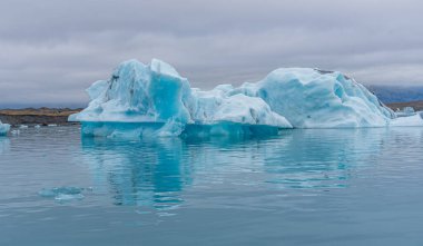 İzlanda 'daki Jokulsarlon gölünde yüzen buzdağları