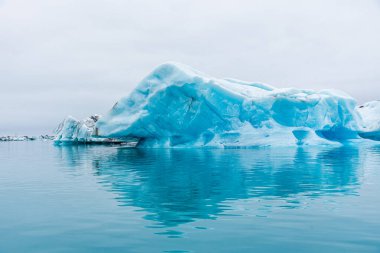 İzlanda 'daki Jokulsarlon gölünde yüzen buzdağları