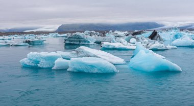 İzlanda 'daki Jokulsarlon gölünde yüzen buzdağları