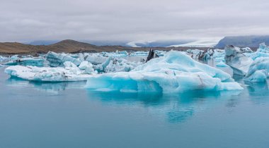 İzlanda 'daki Jokulsarlon gölünde yüzen buzdağları
