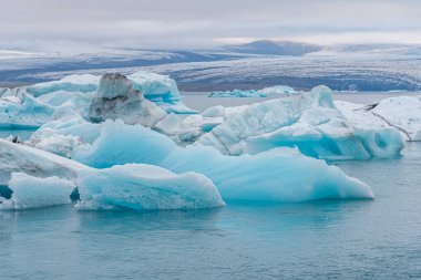 İzlanda 'daki Jokulsarlon gölünde yüzen buzdağları