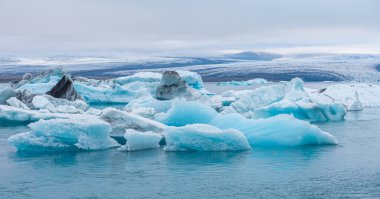 İzlanda 'daki Jokulsarlon gölünde yüzen buzdağları