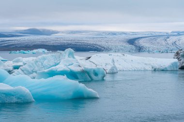 İzlanda 'daki Jokulsarlon gölünde yüzen buzdağları