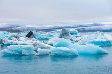 İzlanda 'daki Jokulsarlon gölünde yüzen buzdağları
