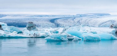 İzlanda 'daki Jokulsarlon gölünde yüzen buzdağları
