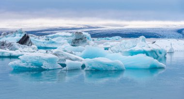 İzlanda 'daki Jokulsarlon gölünde yüzen buzdağları