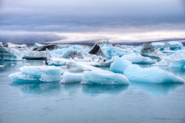 İzlanda 'daki Jokulsarlon gölünde yüzen buzdağları