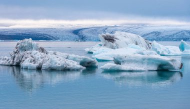 İzlanda 'daki Jokulsarlon gölünde yüzen buzdağları