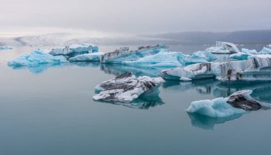 İzlanda 'daki Jokulsarlon gölünde yüzen buzdağları