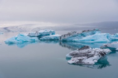 İzlanda 'daki Jokulsarlon gölünde yüzen buzdağları