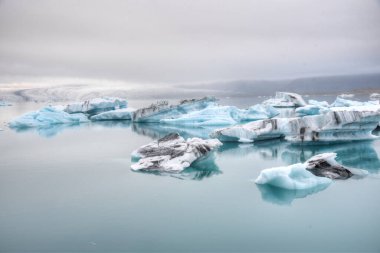 İzlanda 'daki Jokulsarlon gölünde yüzen buzdağları