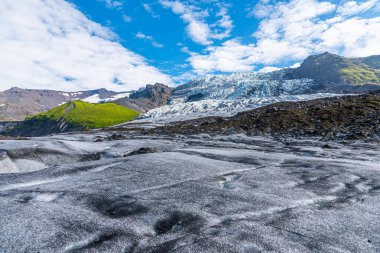Güneşli bir günde İzlanda 'da Svinafeljkull Buzulu