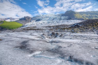 Güneşli bir günde İzlanda 'da Svinafeljkull Buzulu